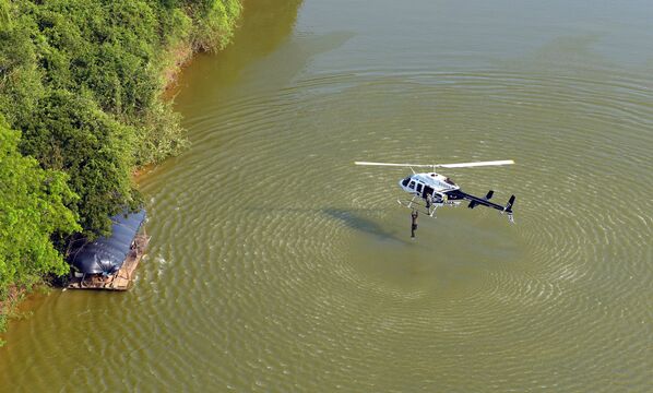 Helicóptero auxilia chegada da operação contra o garimpo ilegal - Sputnik Brasil