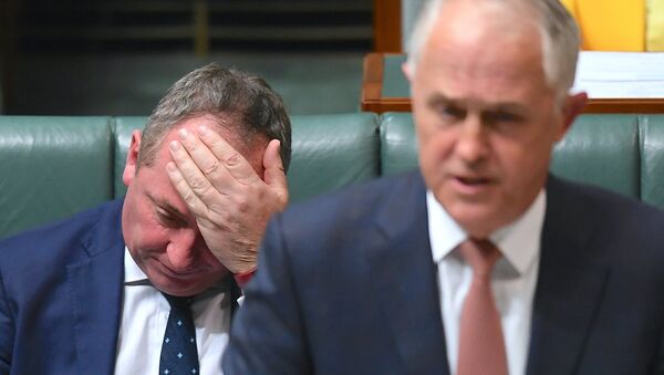 O vice-primeiro-ministro australiano, Barnaby Joyce, preocupado enquanto se senta atrás do primeiro-ministro australiano, Malcolm Turnbull, na Câmara dos Deputados de Canberra - Sputnik Brasil