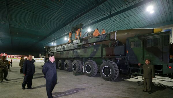 Líder norte-coreano Kim Jong-un perto do míssil balístico Hwasong-14 - Sputnik Brasil
