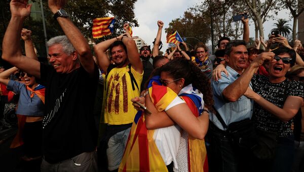 Pessoas celebrando a decisão parlamentar de aprovar a independência da Catalunha da Espanha, 27 de outubro, 2017 - Sputnik Brasil