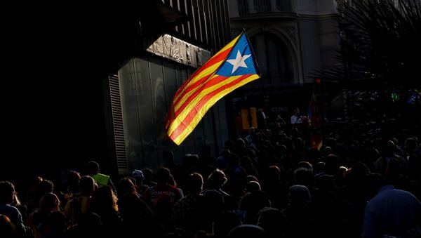 A bandeira da Catalunha, Estelada, é vista durante ato em Barcelona no dia em que Parlamento local votou pela independência, 27 de outubro de 2017 - Sputnik Brasil