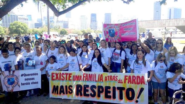 Protesto no Rio de Janeiro contra morte de policiais militares - Sputnik Brasil