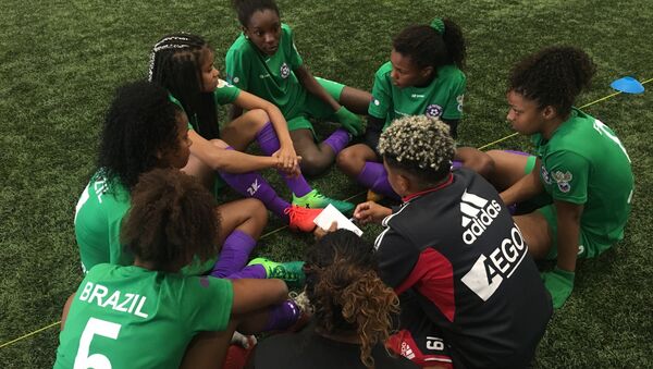 Meninas da equipe brasileira e sua técnica Jessica discutem tática do jogo em um intervalo - Sputnik Brasil
