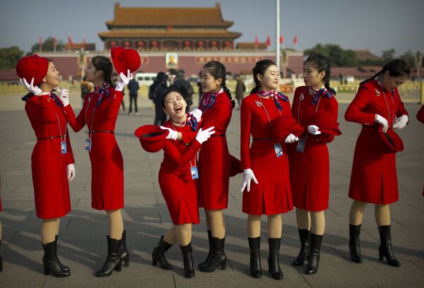 Meninas antes da cerimônia de encerramento do XIX Congresso do Partido Comunista em Pequim - Sputnik Brasil