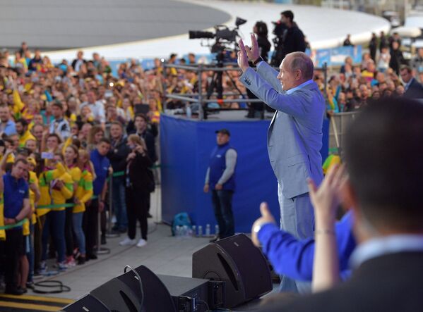 Presidente russo, Vladimir Putin, discursa no XIX Festival da Juventude realizado em Sochi - Sputnik Brasil