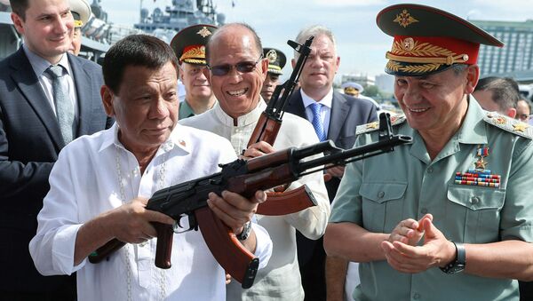 Presidente filipino, Rodrigo Duterte, e ministro da Defesa russo, Sergei Shoigu, a bordo do contratorpedeiro russo Admiral Panteleev no porto de Manila, Filipinas - Sputnik Brasil