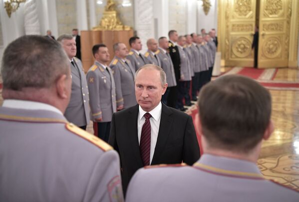 Vladimir Putin durante encontro com oficiais por ocasião de sua promoção para postos superiores - Sputnik Brasil