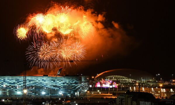 Fogos de artifício lançados no âmbito da cerimônia de encerramento do XIX Festival da Juventude - Sputnik Brasil