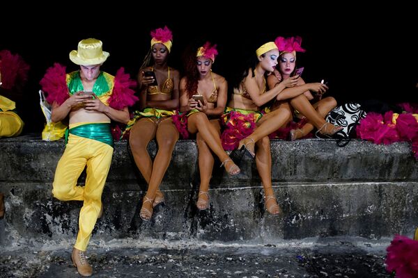 Dançarinos antes do show de carnaval em Havana, Cuba - Sputnik Brasil