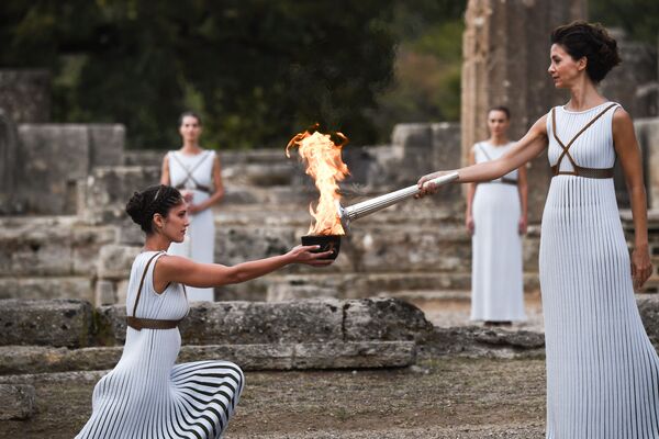 Cerimônia do acender da chama olímpica no templo de Hera, em Olímpia - Sputnik Brasil
