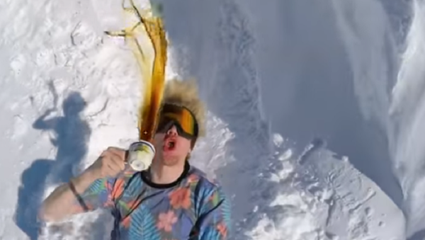 O snowboarder da Noruega Stian Aadland faz um salto com uma xícara de café - Sputnik Brasil