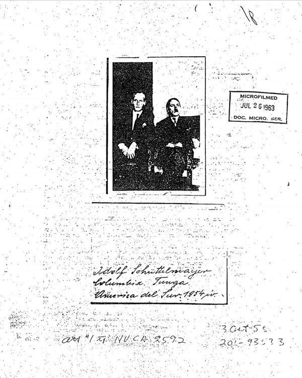 Foto anexada aos arquivos da CIA sobre a suposta presença de Hitler na América do Sul Foto anexada aos arquivos da CIA sobre a suposta presença de Hitler na América do Sul - Sputnik Brasil