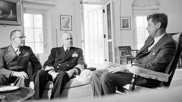 Encontro entre John F. Kennedy, o general David Shoup e o almirante George Anderson dedicado a Cuba, outubro de 1962 - Sputnik Brasil