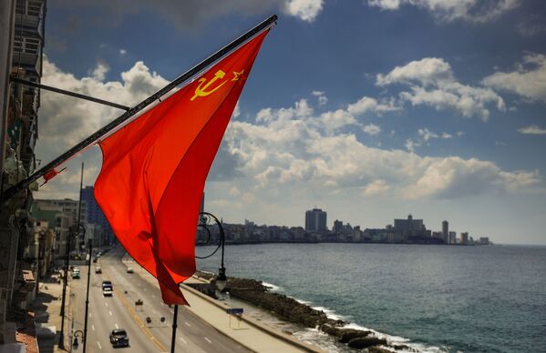 Bandeira soviética na costa de Havana - Sputnik Brasil