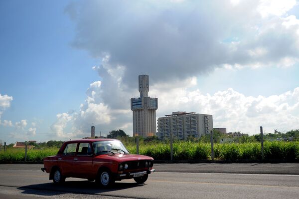 Carro soviético passa perto da embaixada russa em Havana - Sputnik Brasil