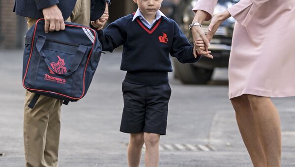 Príncipe George da Inglaterra, filho do príncipe William e da duquesa Catherine - Sputnik Brasil