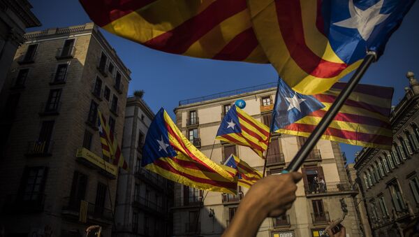 Populares com bandeiras da Catalunha durante discurso do líder local Carles Puigdemont em Barcelona - Sputnik Brasil