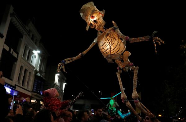 Halloween nas ruas de Liverpool, na Inglaterra. - Sputnik Brasil