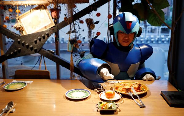 Até mesmo os robôs que salvam o mundo precisam de uma pausa para a alimentação. - Sputnik Brasil