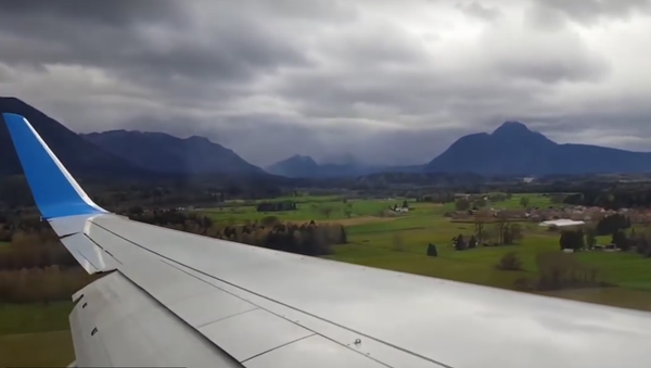 Boeing 737-800 da empresa polonesa Enter Air tenta aterrissar no aeroporto de Salzburgo (Áustria) - Sputnik Brasil