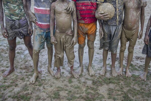 Crianças rohingya jogam futebol no campo de refugiados. - Sputnik Brasil