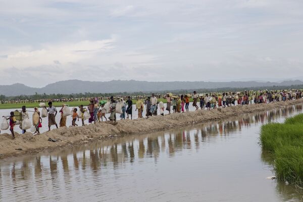 Refugiados deixando Mianmar. - Sputnik Brasil