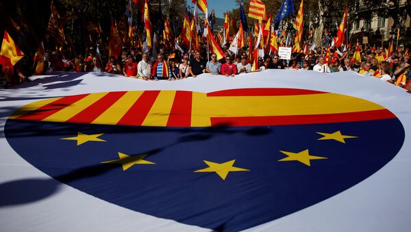 Apoiadores da Espanha unida seguram cartaz gigante com bandeiras da Catalunha, Espanha e União Europeia, Barcelona, 29 de outubro de 2017 - Sputnik Brasil