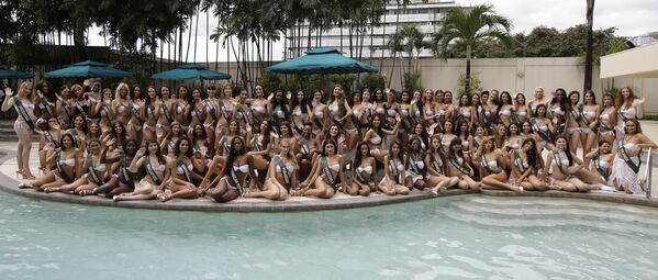 Candidatas ao título Miss Terra participam da apresentação do concurso na beira da piscina - Sputnik Brasil