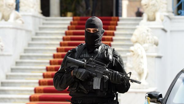 Agente das forças especiais da Tunísia perto do parlamento do país, 28 de março de 2016 - Sputnik Brasil
