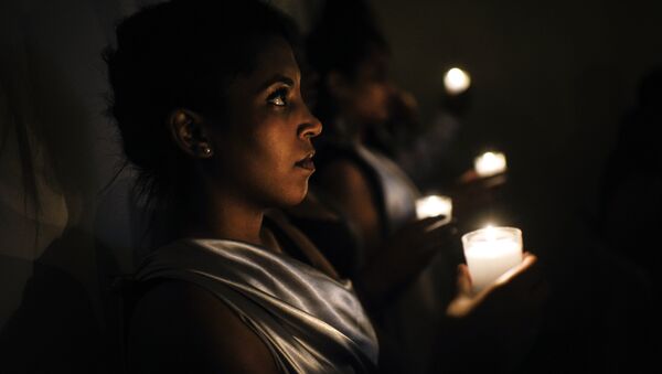 Mulher com vela durante a Cerimônia do Fogo Eterno em Lyon, França, em 2014, no 20º aniversário do genocídio de 2014 em Ruanda - Sputnik Brasil