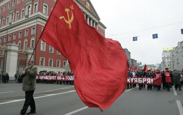 Apoiadores do comunismo carregam bandeiras da União Soviética declarando no aniversário de 88 anos da Revolução de Outubro - Sputnik Brasil