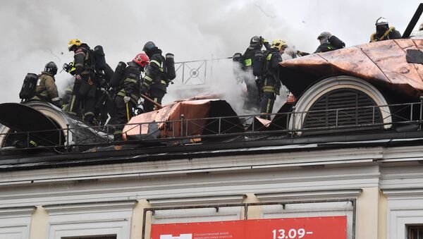 Bombeiros extinguindo as chamas no telhado do edifício do Museu Estatal Pushkin de Belas Artes, 3 de novembro, 2017 - Sputnik Brasil