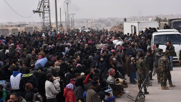Refugiados sírios durante evacuação de Aleppo. - Sputnik Brasil