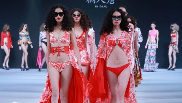 Modelos apresentam peças da coleção TONGRENTANG criada pelo desenhador E. Lau, durante a Semana da Moda em Pequim - Sputnik Brasil