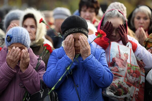 Residentes de Kazan no cemitério de Arsk, no Dia da Memória das Vítimas da Repressão Política na Rússia - Sputnik Brasil