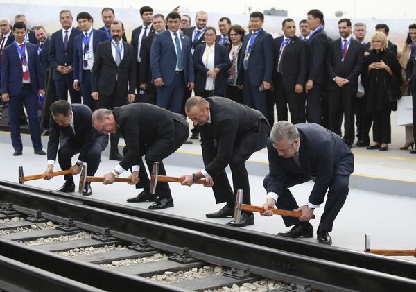 O presidente turco, Recep Tayyip Erdogan, junto com seu homólogo azeri, lham Aliyev e o premiê georgiano Giorgi Kvirikashvili, inauguram uma nova rota ferroviária entre Baku, Tbilisi e Kars - Sputnik Brasil
