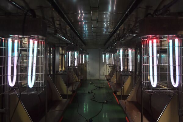 Lâmpadas de quartzo desinfecionam os vagões do metrô de Moscou - Sputnik Brasil