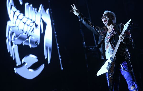 O guitarrista da banda Scorpions, Rudolf Schenker, durante um concerto na capital russa - Sputnik Brasil