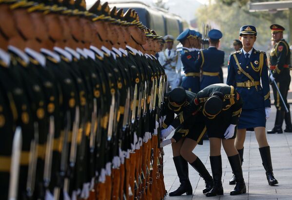 A Guarda de Honra da China se prepara para a cerimônia de boas-vindas com participação do premiê chinês, Li Keqiang, e seu homólogo russo, Dmitry Medvedev, em Pequim - Sputnik Brasil