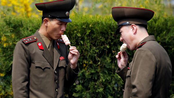 Militares norte-coreanos disfrutam de sorvete em uma das ruas de Pyongyang - Sputnik Brasil