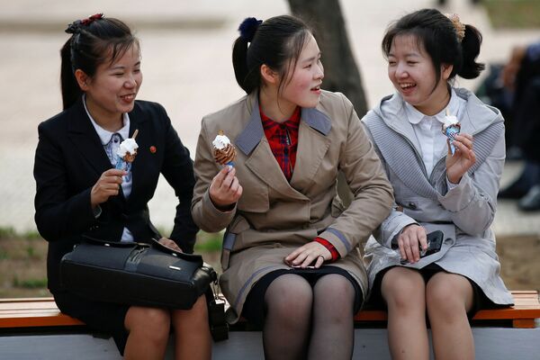 Moças norte-coreanas comem sorvete em um jardim zoológico em Pyongyang - Sputnik Brasil