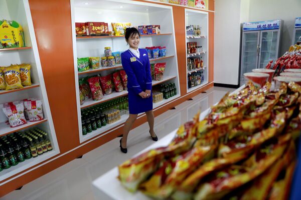Vendedora em uma loja em um complexo residencial recém-construído na rua Ryomyong, em Pyongyang - Sputnik Brasil