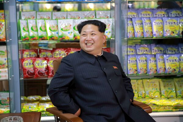 Kim Jong-un sorri durante uma visita à Fábrica de Alimentação Infantil em Pyongyang - Sputnik Brasil