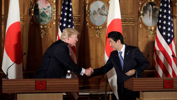 Presidente norte-americano, Donald Trump, com premiê japonês, Shinzo Abe durante coletiva de imprensa em Tóquio, 6 de novembro de 2017 - Sputnik Brasil