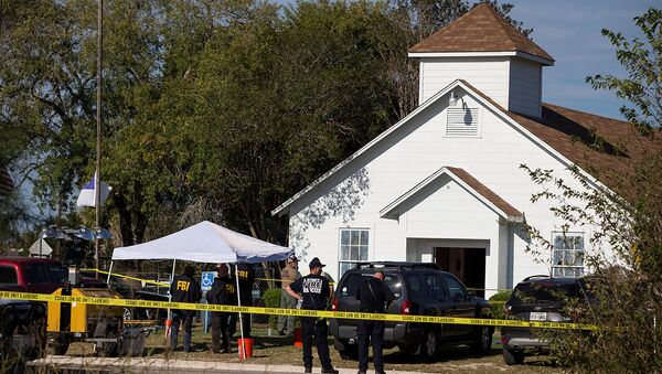 Law enforcement officials investigate a mass shooting at the First Baptist Church in Sutherland Springs, Texas, U.S. November 5, 2017 - Sputnik Brasil