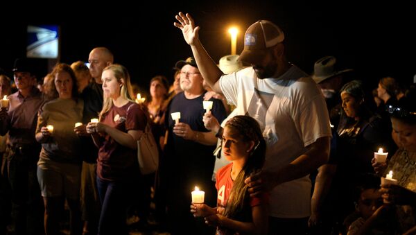 Pessoas durante uma vigília com velas após o tiroteio em uma igreja no Texas, EUA, em 5 de novembro de 2017 - Sputnik Brasil