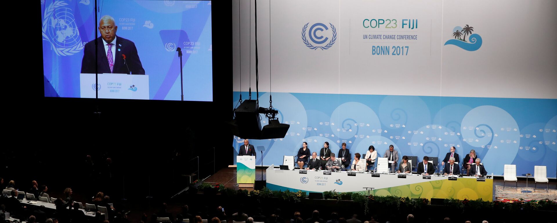 Frank Bainimarama, o novo presidente da COP 23, fala durante a sessão de abertura da COP23 Conferência das Nações Unidas sobre Mudanças Climáticas 2017, organizada por Fiji, mas realizada no Centro Mundial de Conferências de Bonn, Alemanha. - Sputnik Brasil, 1920, 06.11.2017