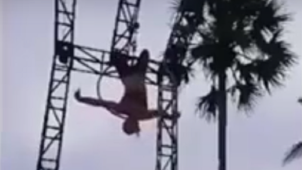 Acrobata Sam Panda cai durante truque em Bali (Indonésia) - Sputnik Brasil