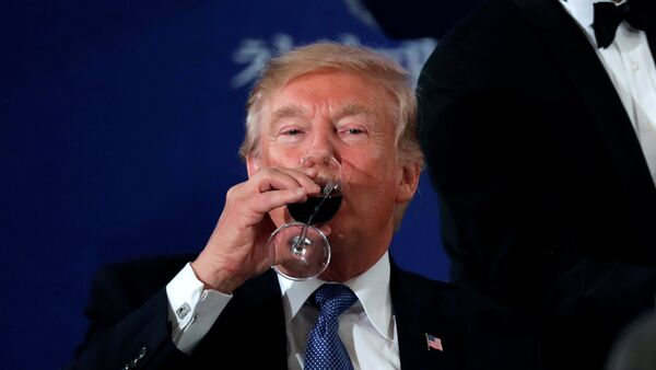 O presidente dos EUA, Donald Trump, toma um copo de vinho durante sua visita oficial à Coreia do Sul, em 7 de novembro de 2017 - Sputnik Brasil