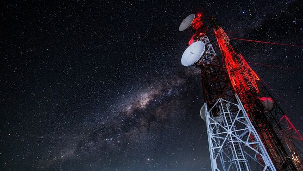 Estação receptora com céu noturno ao fundo - Sputnik Brasil